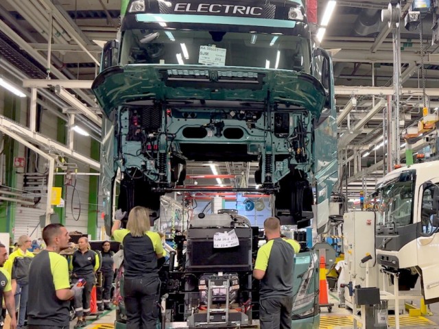Volvo inicia la producción en serie de sus camiones pesados ​​eléctricos en Europa