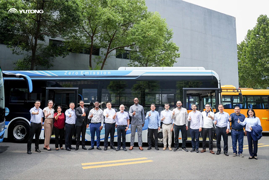 Enviados diplomáticos latinoamericanos en China visitaron Yutong para experimentar la extraordinaria "fabricación inteligente en China"